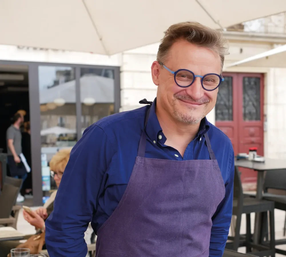 Guillaume Bortolussi, fondateur du Café Gourmand, en terrasse du restaurant à Dijon.